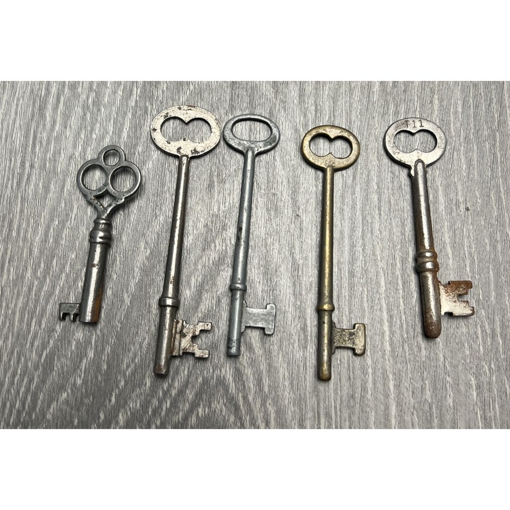 Lot of 5 Antique Vintage Skeleton Keys Old Metal Door Cabinet Collector Lot